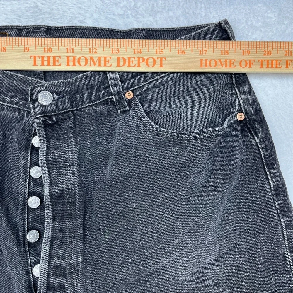 Vintage Levi's Button Fly Shorts Men's Faded‎ Black Denim Pockets Y2K - 37X15.5